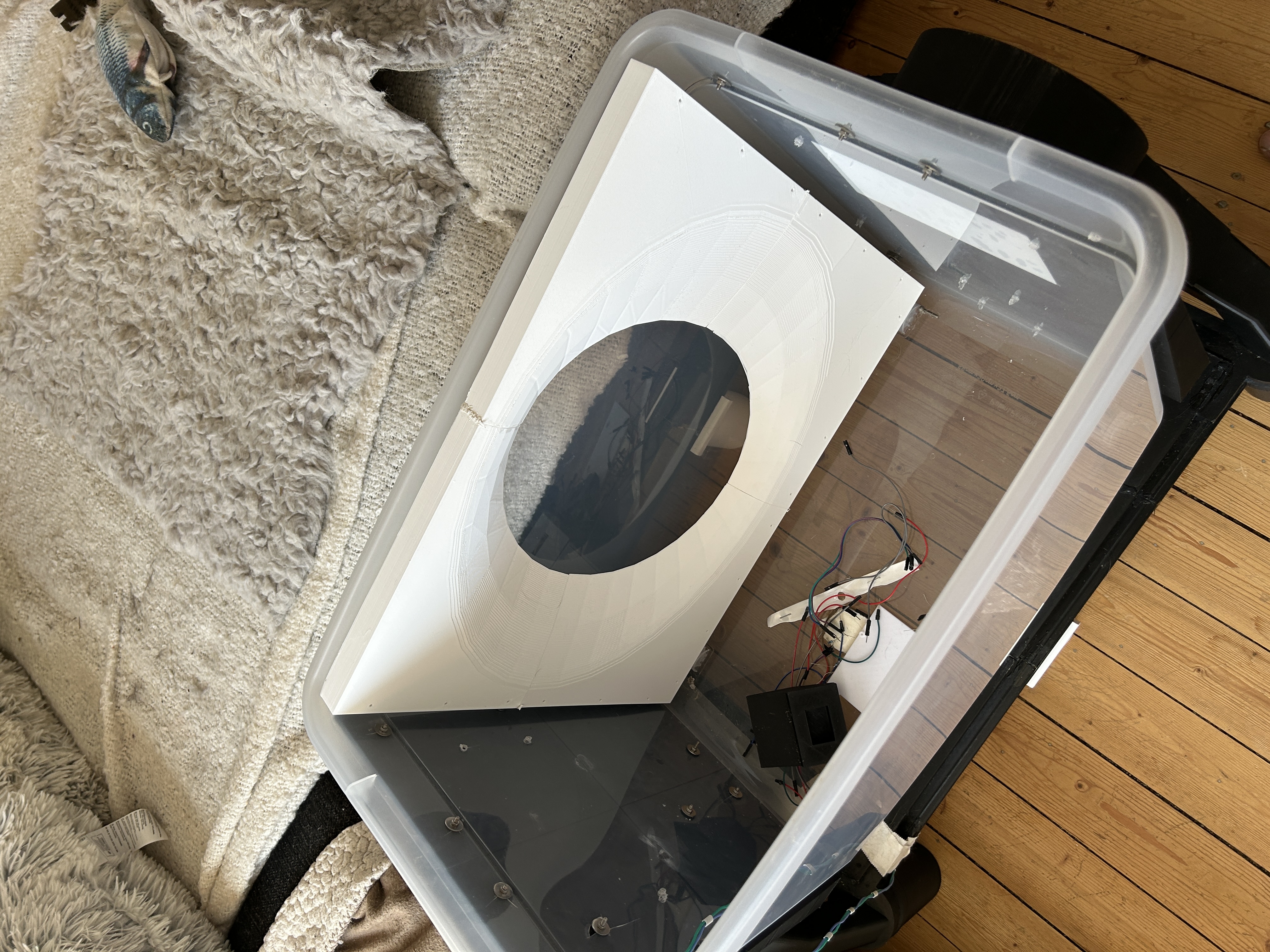 Sieve bottom installed inside the automatic litter box